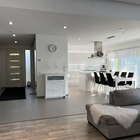 Modern House Ροβανιέμι